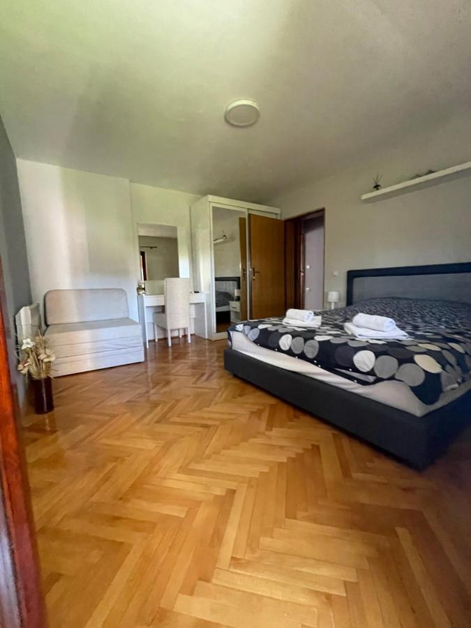 Leo Apartment Ni Екстериор снимка
