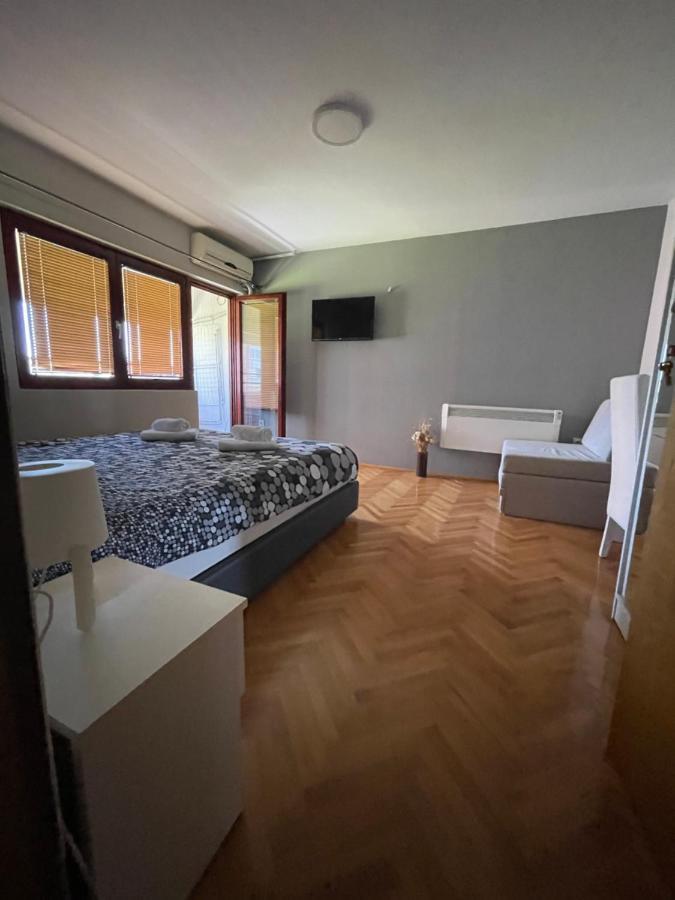 Leo Apartment Ni Екстериор снимка