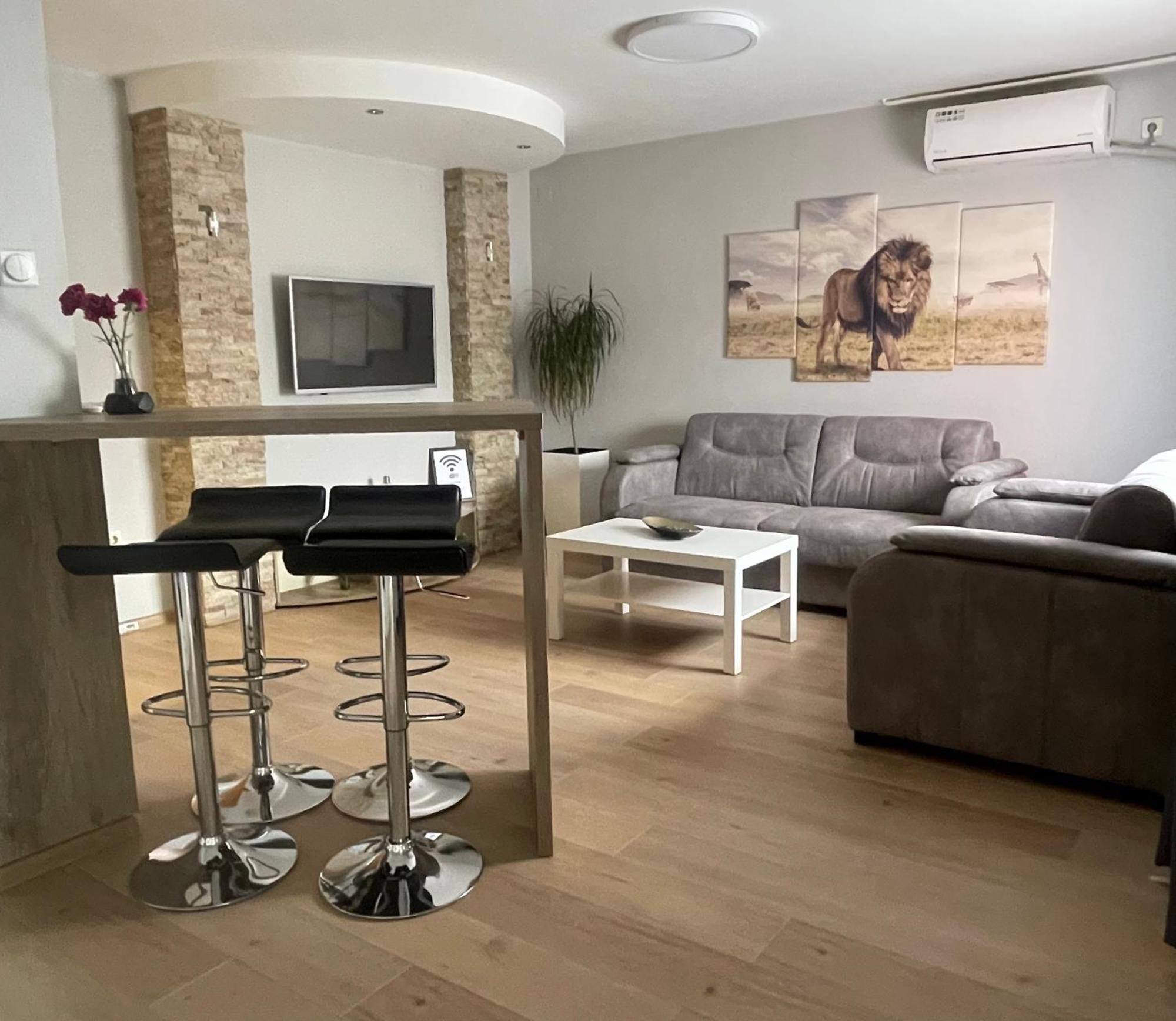 Leo Apartment Ni Екстериор снимка