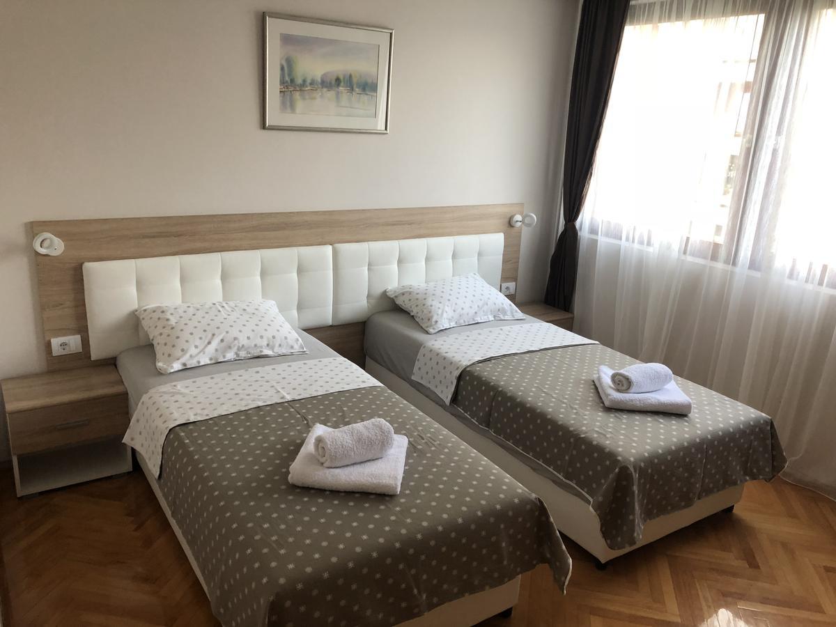 Leo Apartment Ni Екстериор снимка